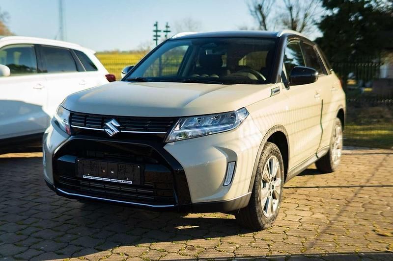 Savannah ivory/cosmic black Neu 2025 Suzuki Vitara Comfort SUV | 26.540 € (Etwas zu teuer) - Bild 1/4