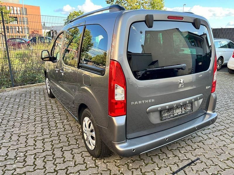 Gebraucht Peugeot Partner Tepee Family 120 PS (88 kW) 2012 Braun Van / Kleinbus