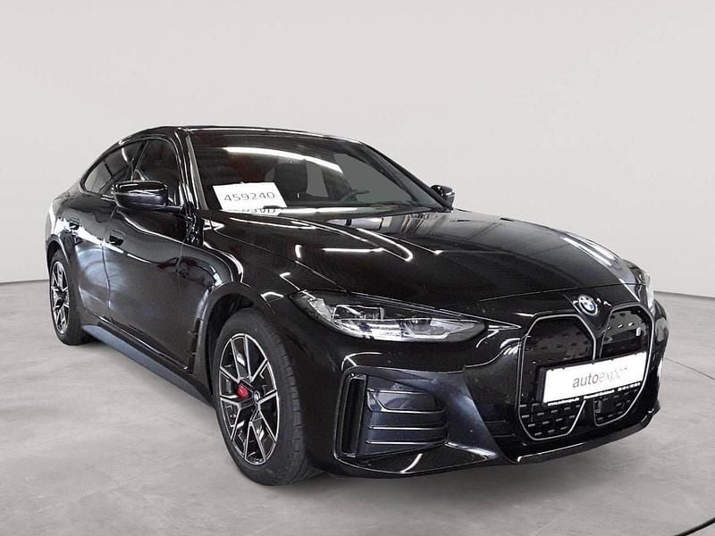 Saphirschwarz metallic Gebraucht 2024 BMW i4 Shadowline Limousine | 41.490 € (Guter Preis) - Bild 1/4