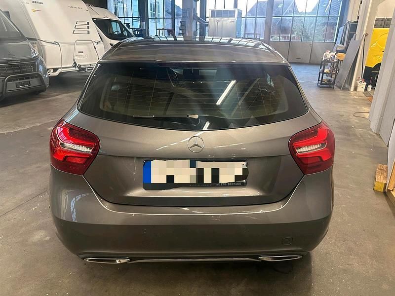 Gebraucht Mercedes A180 Urban 109 PS (80 kW) 2017 Grau Limousine