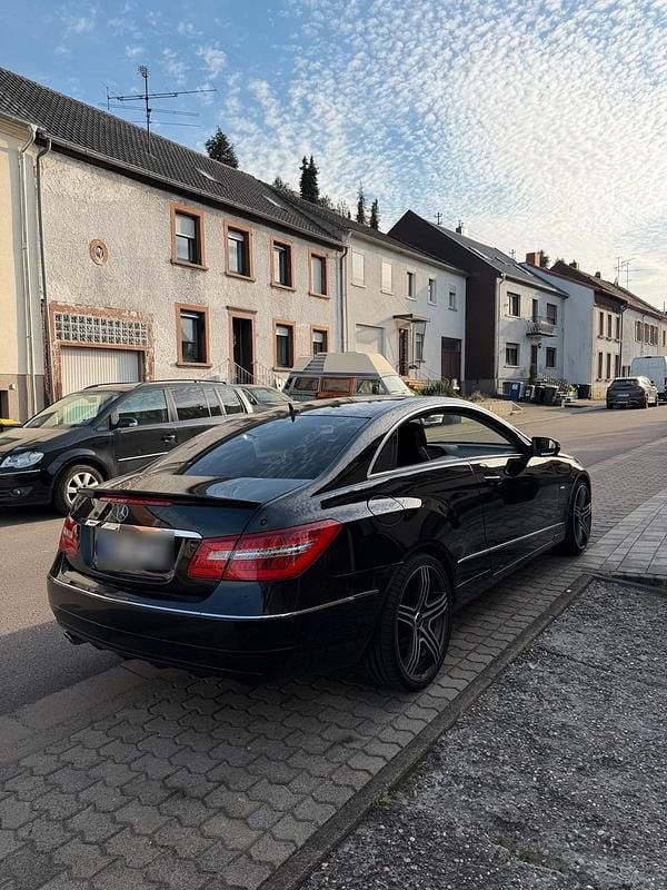 Gebraucht Mercedes E250 204 PS (150 kW) 2009 Schwarz Coupé
