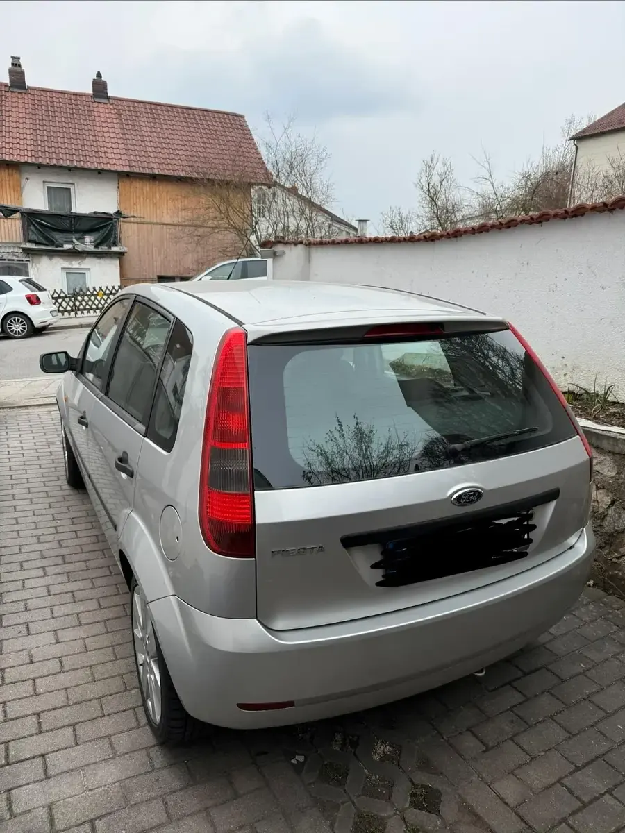 Usata Ford Fiesta 74 CV (54 kW) 2002 Grigio Utilitaria