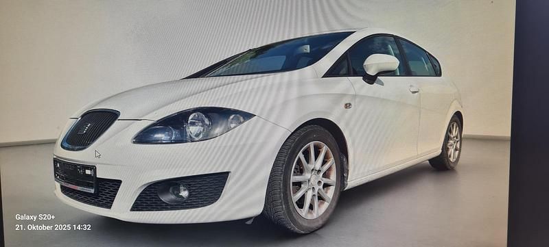 Weiß Gebraucht 2011 Seat Leon Style Limousine | 2.800 € (Superpreis) - Bild 1/4