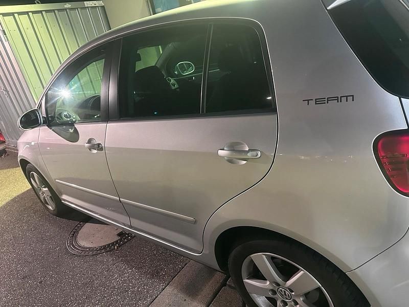 Grau Gebraucht 2010 VW Golf Plus Cross Team Van / Kleinbus | 9.700 € (Teuer) - Bild 1/4
