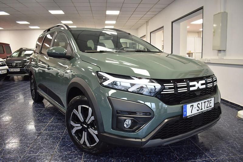 Gebraucht Dacia Jogger Expression 141 PS (103 kW) 2023 Moton lichen kaki Van / Kleinbus