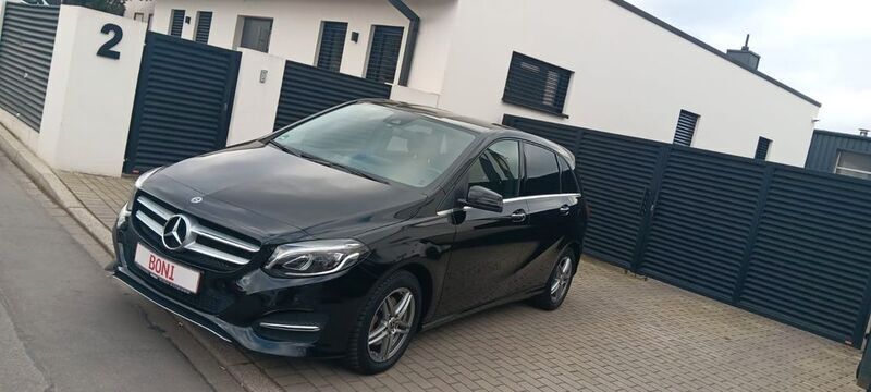 Schwarz Gebraucht 2018 Mercedes B200 Style Van / Kleinbus | 17.999 € (Guter Preis) - Bild 1/4