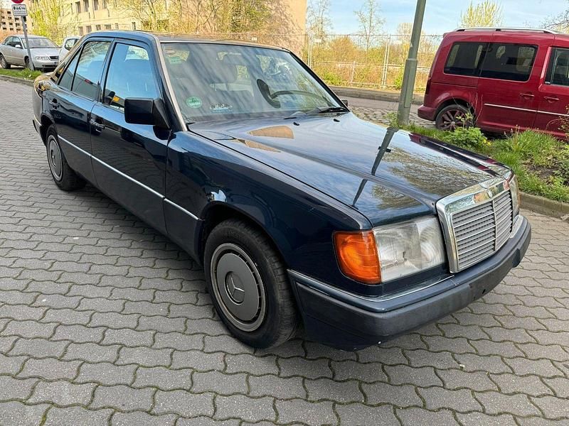 Gebraucht Mercedes E230 132 PS (97 kW) 1991 Blau Limousine