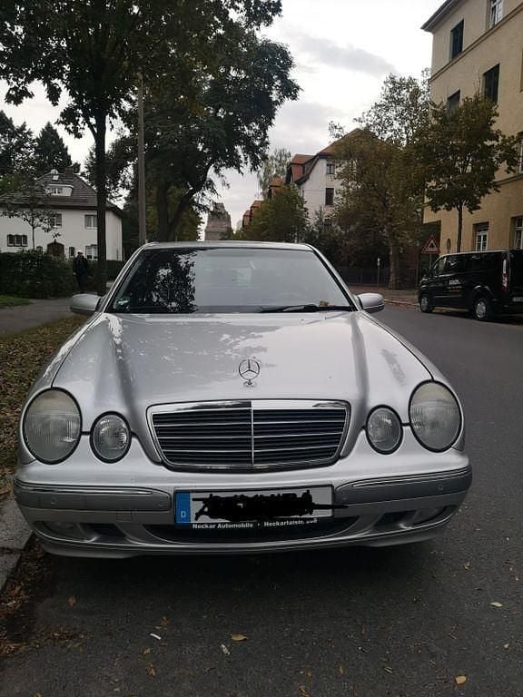 Grau Gebraucht 2001 Mercedes 240 Limousine | 4.400 € (Fairer Preis) - Bild 1/4