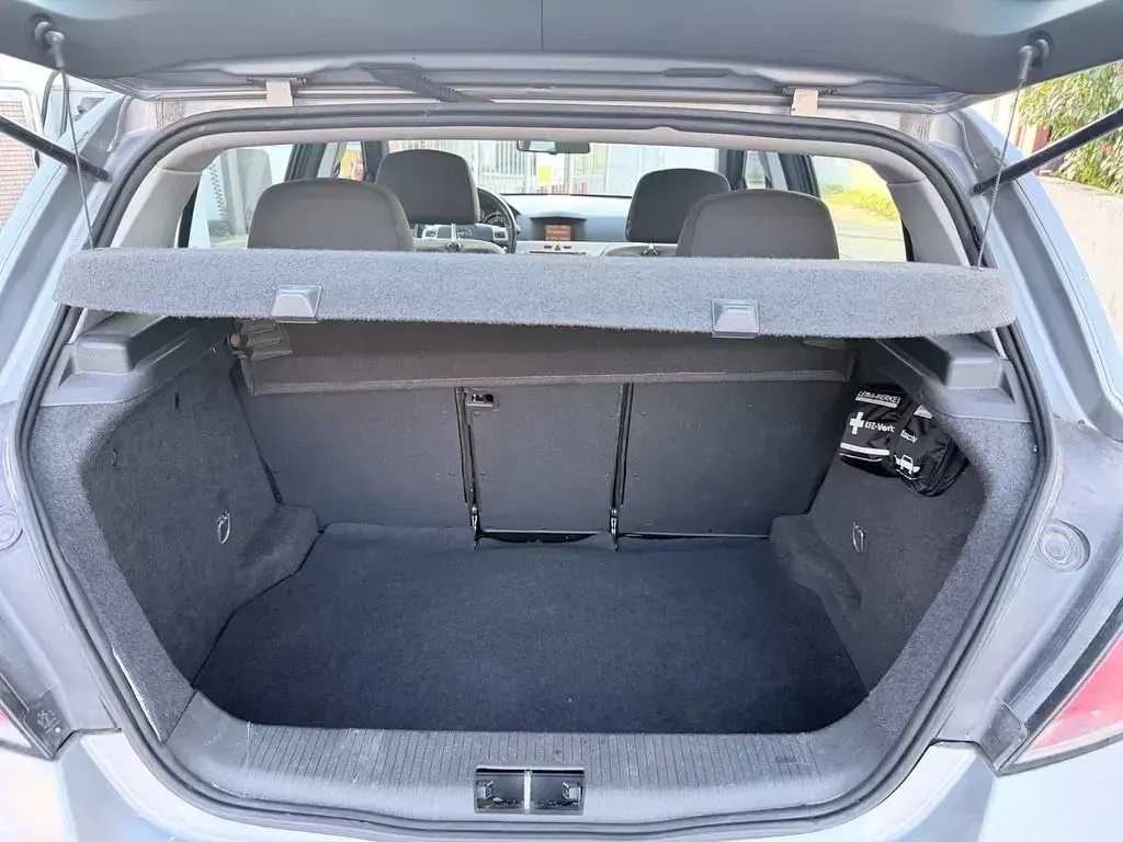 Usata Opel Astra Edition 116 CV (85 kW) 2008 Argento Berlina