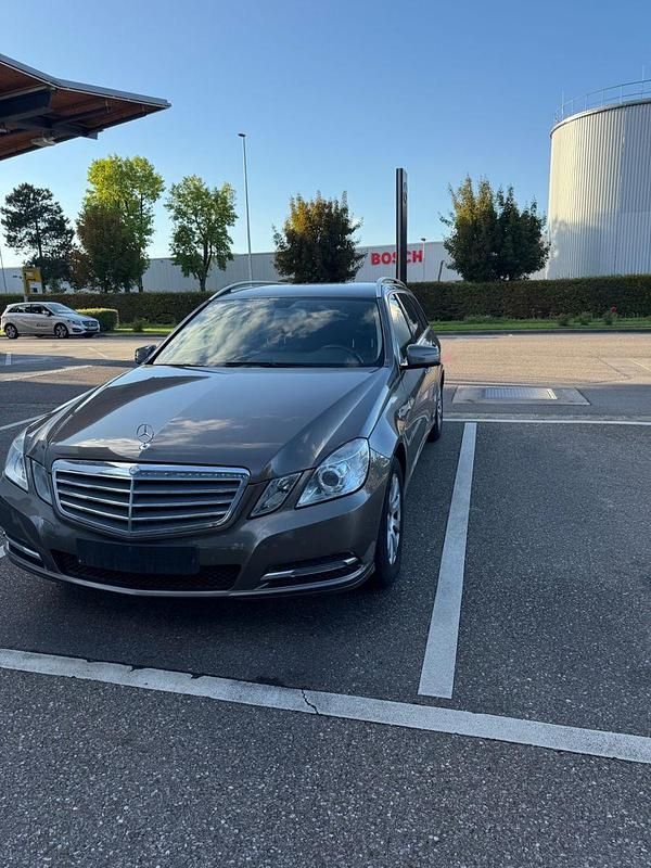 Braun Gebraucht 2012 Mercedes E200 Kombi | 8.500 € (Guter Preis) - Bild 1/4