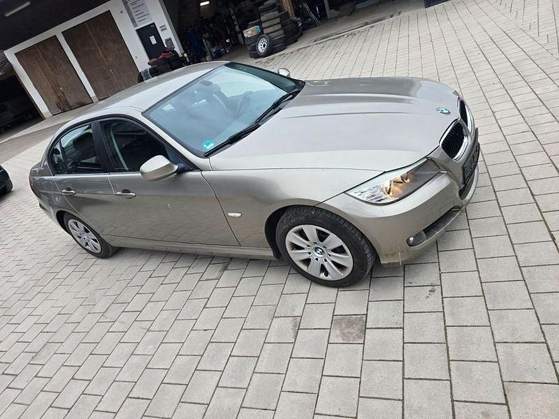 Gebraucht BMW 318 143 PS (105 kW) 2010 Gold Limousine