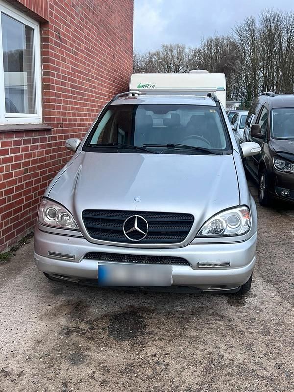 Gebraucht Mercedes ML270 163 PS (119 kW) 2001 Silber SUV