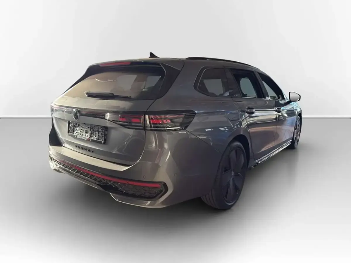 Usata VW Passat R-line 193 CV (141 kW) 2026 Grigio Station wagon