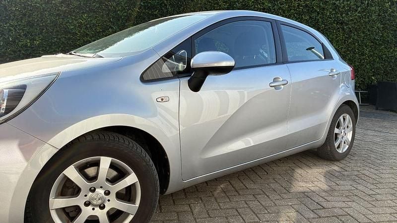 Gebraucht Kia Rio Edition 7 109 PS (80 kW) 2011 Grau Limousine