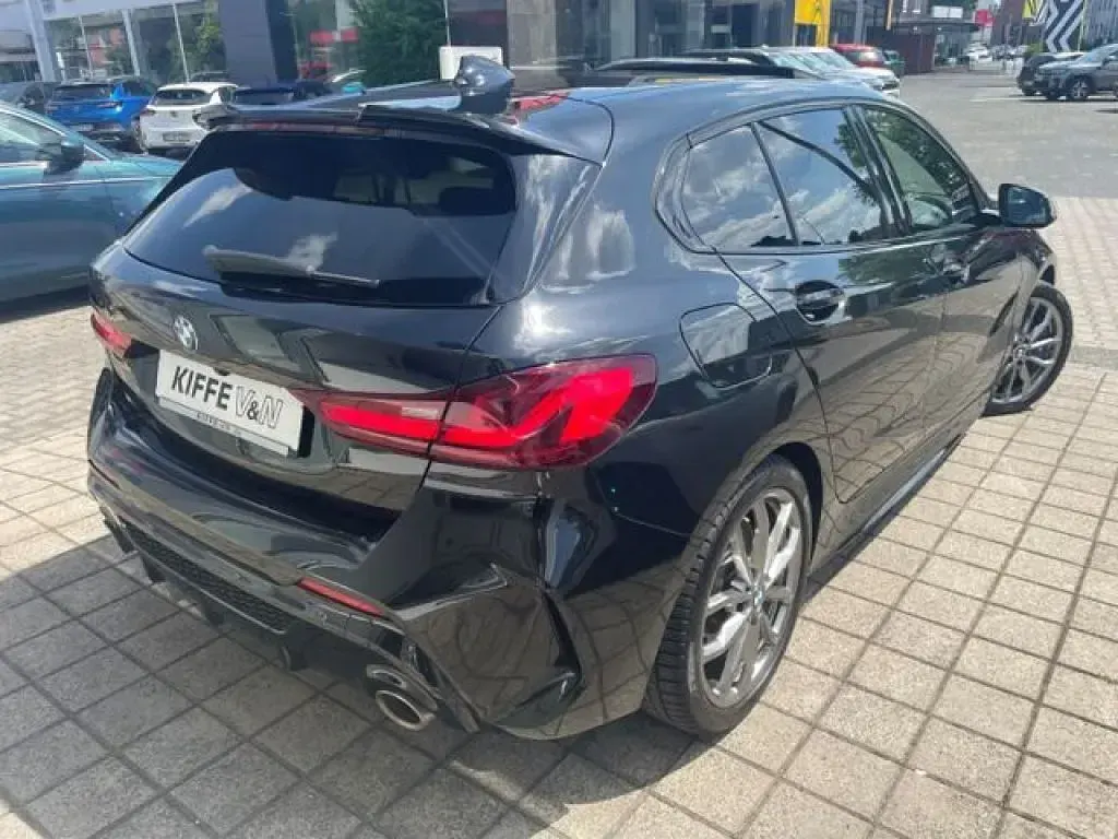 Gebraucht BMW M135 Performance 306 PS (225 kW) 2024 Black sapphire metallic (metallic) Kleinwagen