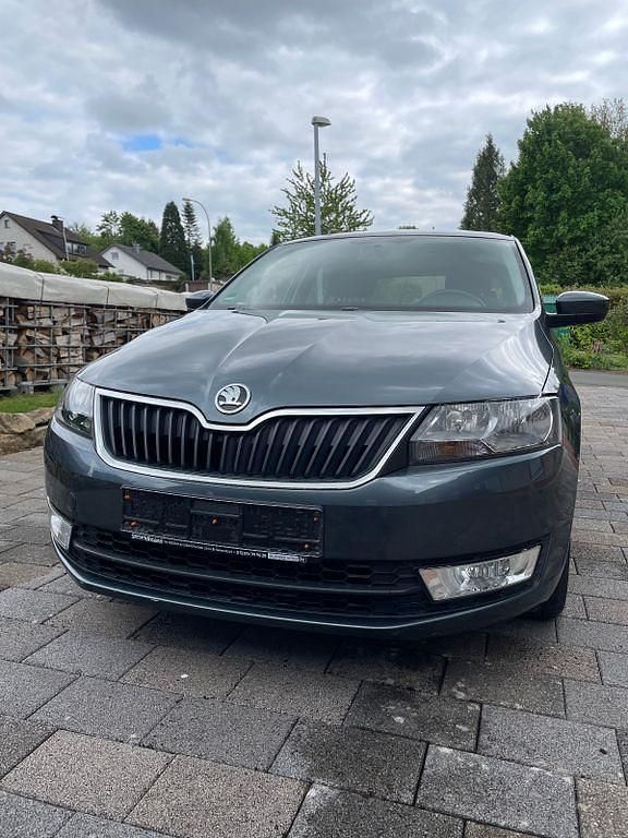 Grau Gebraucht 2014 Skoda Rapid Ambition Limousine | 7.350 € (Fairer Preis) - Bild 1/4