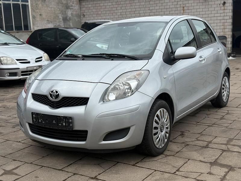 Gebraucht Toyota Yaris 70 PS (51 kW) 2011 Silber Kleinwagen