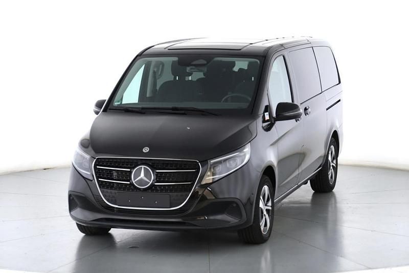 Obsidianschwarz metallic Gebraucht 2024 Mercedes V220 Style Van / Kleinbus | 65.950 € - Bild 1/4