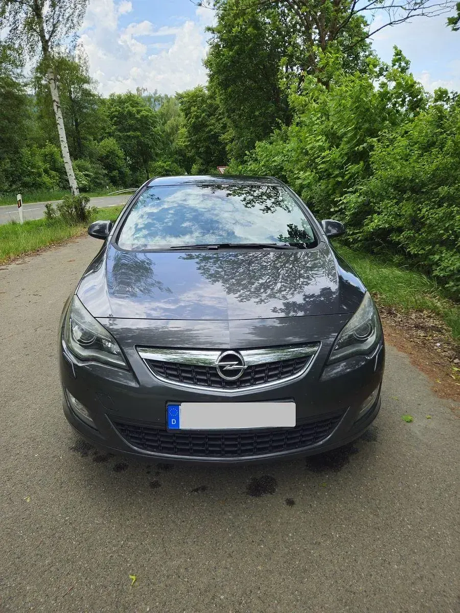 Gebraucht Opel Astra 140 PS (102 kW) 2012 Grau Limousine