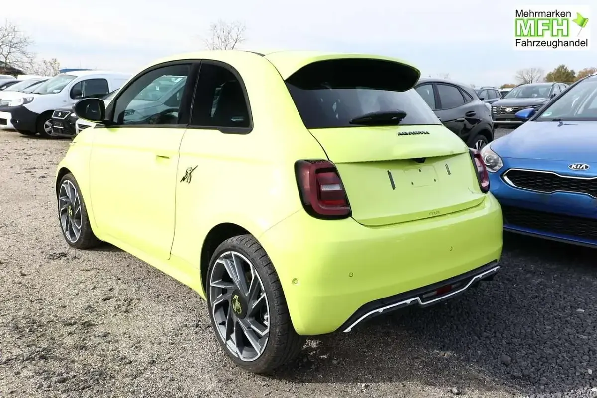 Neu Abarth 500e Turismo 114 kW (155 PS) 2025 Acid green Kleinwagen