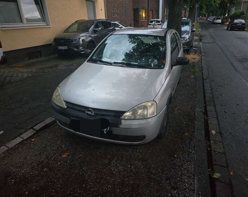 Grau Gebraucht 2003 Opel Corsa Limousine | 700 € (Guter Preis) - Bild 1/4
