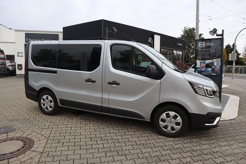 Grau Gebraucht 2024 Renault Trafic Van | 38.900 € (Teuer) - Bild 1/4