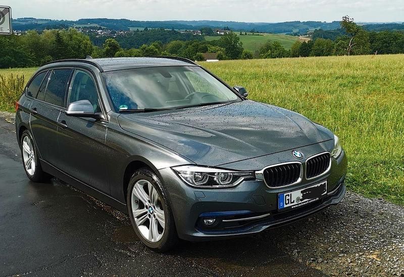 Grau Gebraucht 2019 BMW 320 Sport Line Kombi | 17.890 € (Superpreis) - Bild 1/4