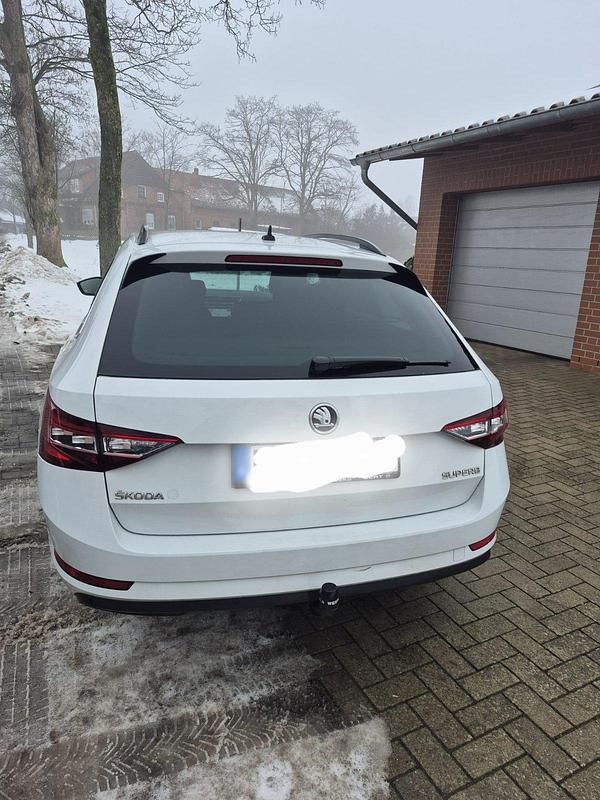Gebraucht Skoda Superb 150 PS (110 kW) 2016 Weiß Kombi