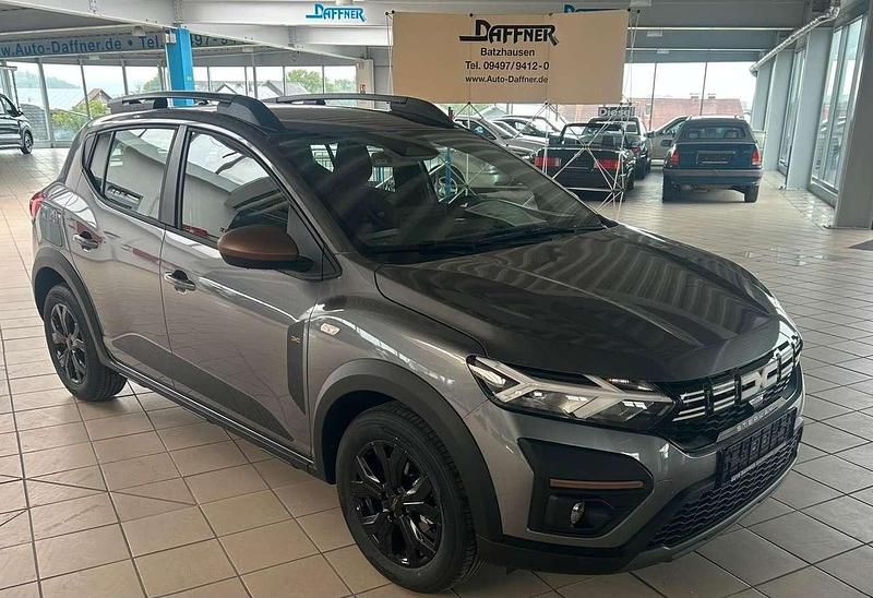 Grau Gebraucht 2025 Dacia Sandero Stepway Limousine | 19.490 € (Fairer Preis) - Bild 1/4