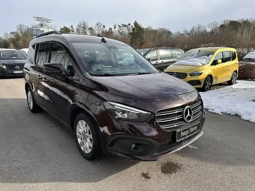 Gebraucht Mercedes T180 Progressive 116 PS (85 kW) 2024 Rot Van / Kleinbus