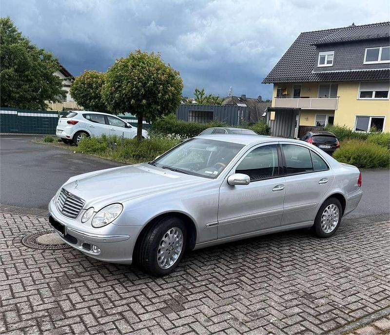Silber Gebraucht 2002 Mercedes E270 Elegance Limousine | 4.100 € (Fairer Preis) - Bild 1/4