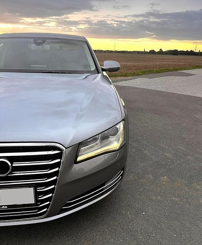 Grau Gebraucht 2010 Audi A8L Comfort Limousine | 17.999 € (Fairer Preis) - Bild 1/4