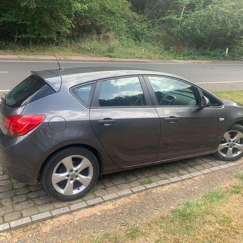 Gebraucht Opel Astra Edition 116 PS (85 kW) 2010 Grau Kleinwagen