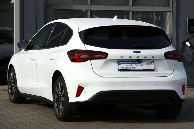 Gebraucht Ford Focus Titanium X 120 PS (88 kW) 2022 Frozen white Limousine