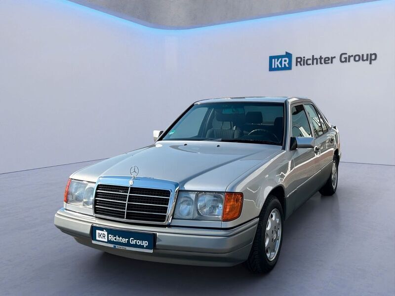Silber Gebraucht 1993 Mercedes E220 Limousine | 9.000 € - Bild 1/4
