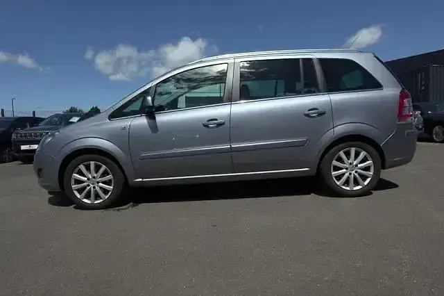 Gebraucht Opel Zafira Design Edition 140 PS (102 kW) 2011 Silber Van / Kleinbus