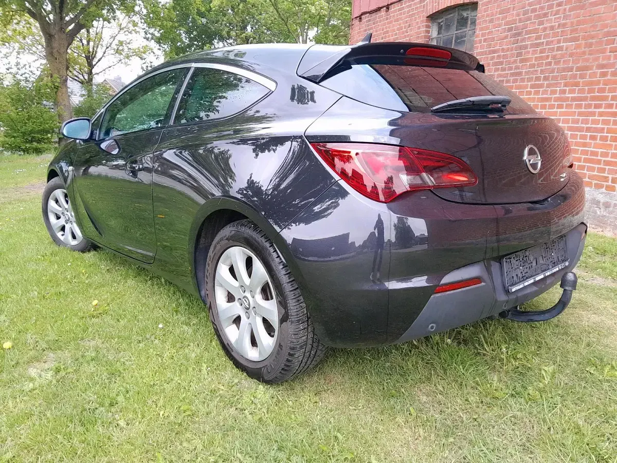 Gebraucht Opel Astra GTC 131 PS (96 kW) 2014 Schwarz Coupé