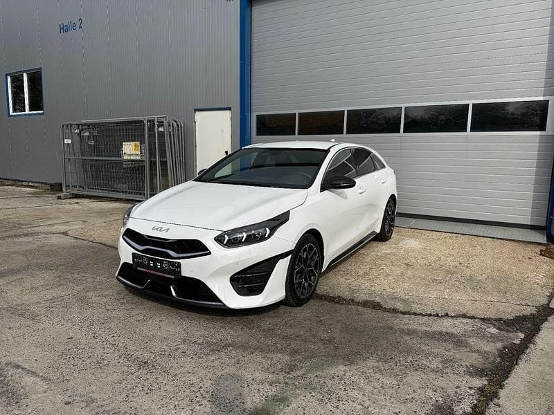 Weiß Gebraucht 2024 Kia ProCeed GT-Line Kleinwagen | 24.590 € (Superpreis) - Bild 1/4