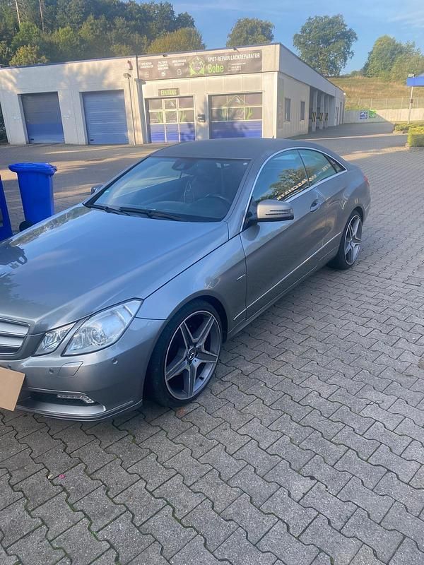 Grau Gebraucht 2010 Mercedes E350 Coupé | 7.850 € (Guter Preis) - Bild 1/4