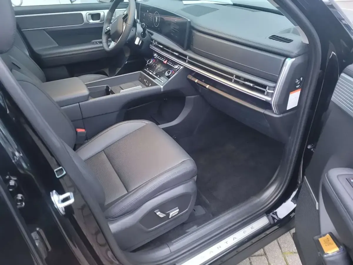 Gebraucht Hyundai Santa Fe Intro Edition 215 PS (158 kW) 2025 Abyss black / mic SUV