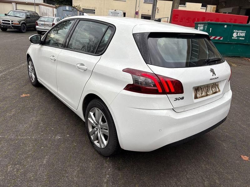 Weiß Gebraucht 2018 Peugeot 308 Limousine | 7.378 € (Fairer Preis) - Bild 1/4