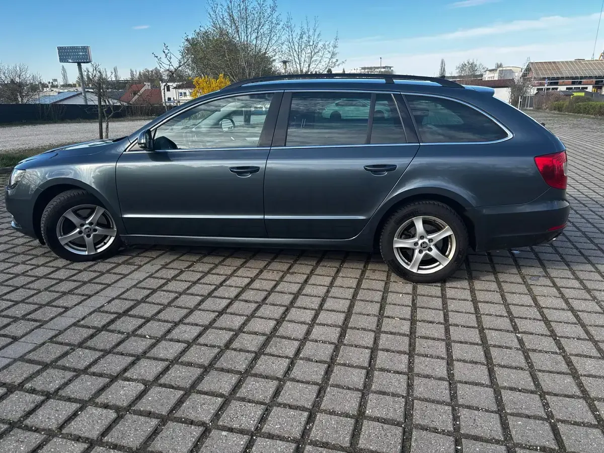 Gebraucht Skoda Superb 140 PS (102 kW) 2015 Grau Kombi