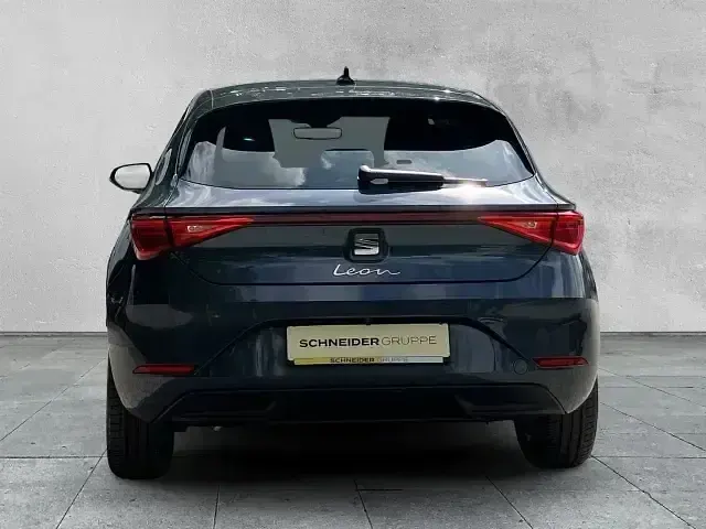 Neu Seat Leon 150 PS (110 kW) 2025 Grau Limousine