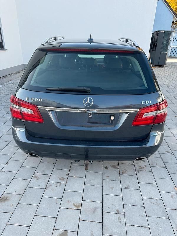 Gebraucht Mercedes E300 231 PS (169 kW) 2011 Schwarz Kombi