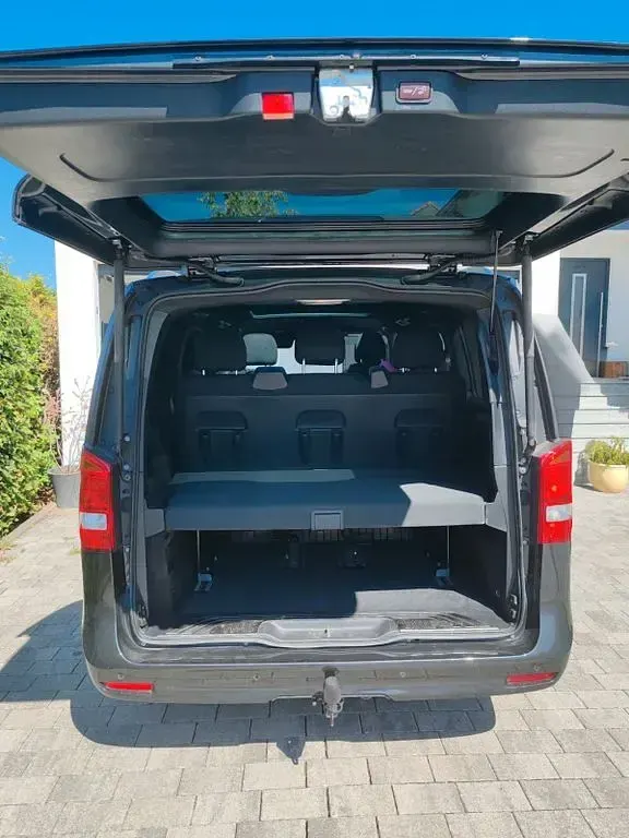 Gebraucht Mercedes V300 237 PS (174 kW) 2023 Grau Van / Kleinbus