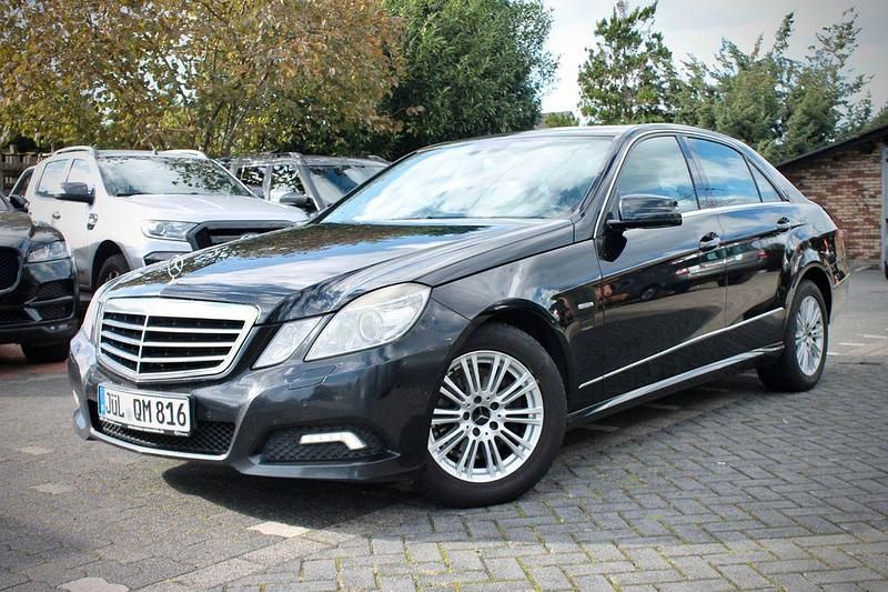 Schwarz Gebraucht 2010 Mercedes E250 Avantgarde Limousine | 5.900 € (Etwas zu teuer) - Bild 1/4