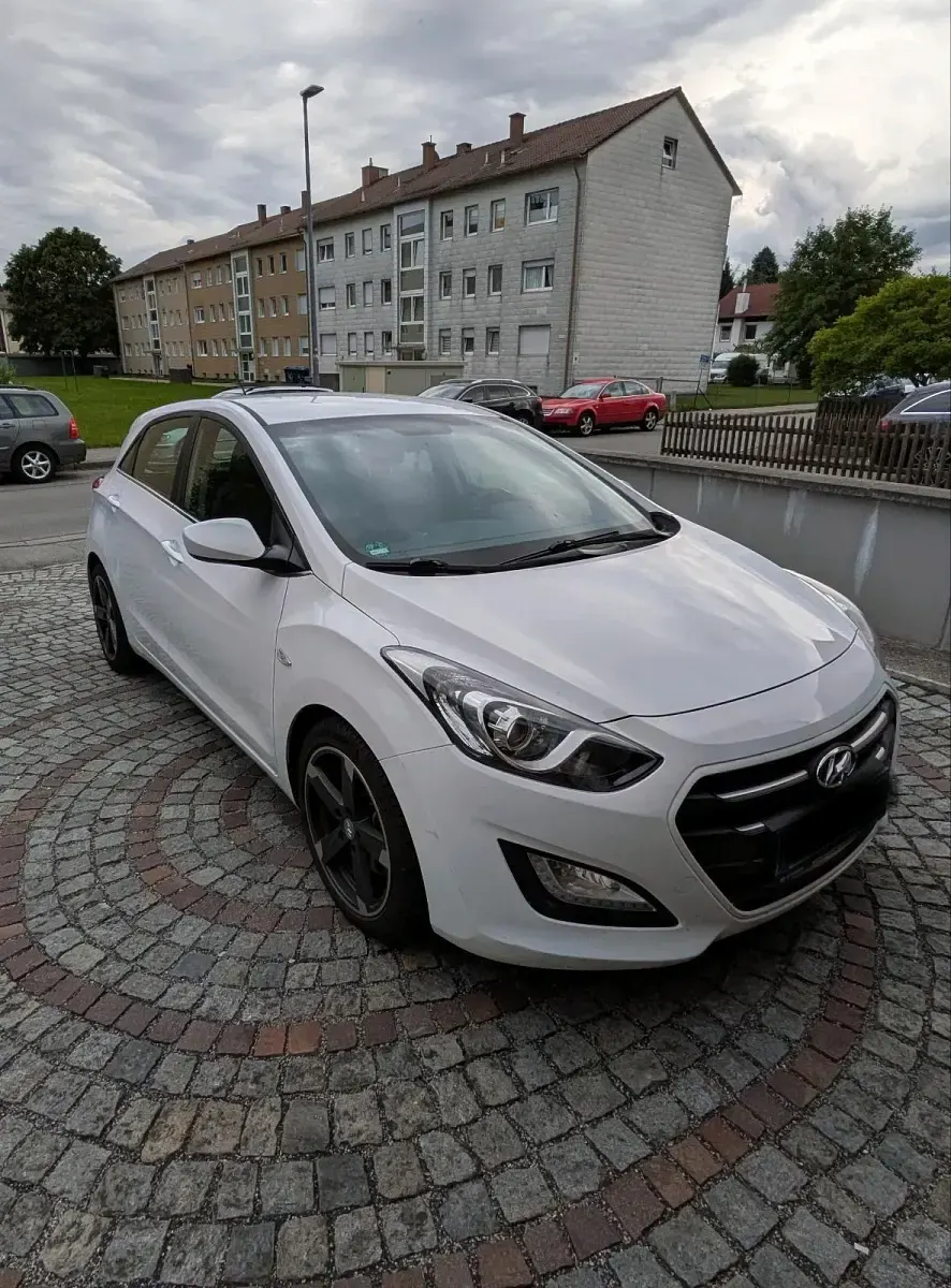 Gebraucht Hyundai i30 110 PS (80 kW) 2015 Weiß Limousine
