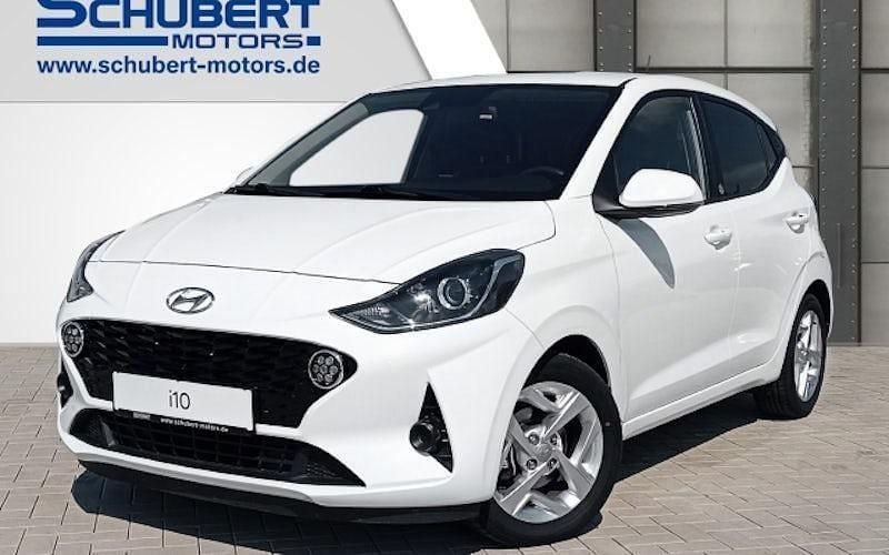 Polar white / sol Gebraucht 2021 Hyundai i10 Edition 30 Kleinwagen | 11.990 € (Fairer Preis) - Bild 1/4