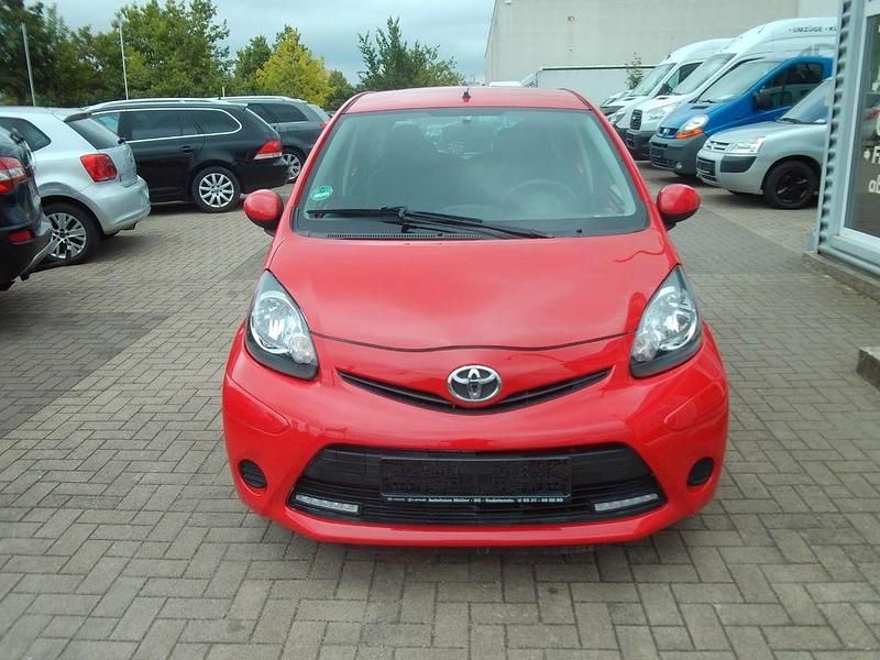 Rot Gebraucht 2013 Toyota Aygo Cool Kleinwagen | 3.990 € (Superpreis) - Bild 1/4