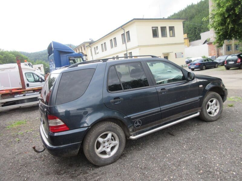 Gebraucht Mercedes ML270 163 PS (119 kW) 2001 Schwarz SUV